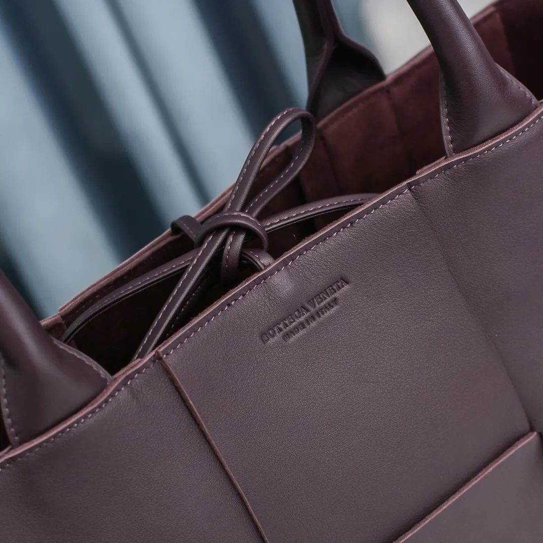 Batch 1860 BottegaVeneta# 🧷Early autumn SLIP tote handbag, the oversized woven design really makes it a huge gap from ordinary tote bags🔗🔗The interior is matched with a leather system ⛓Daniel Lee leads the brand gene to continue to evolve with fresh inspiration🧬🧬 Showing the balance between luxury and reality👉Grape purple Size: 36*24*12【9892#】